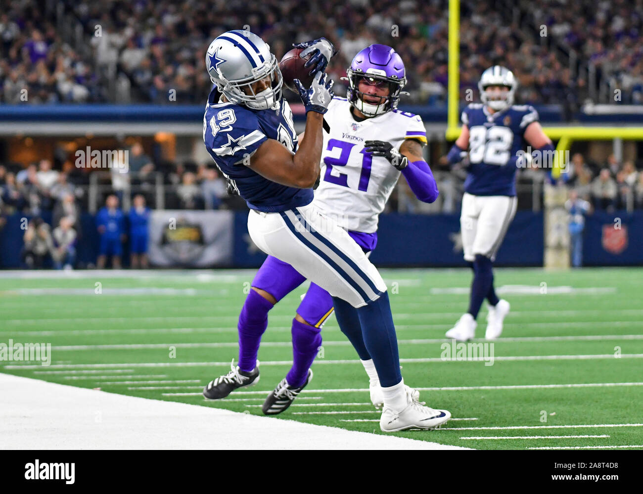 Nov 10, 2019 : le receveur Dallas Cowboys Amari Cooper # 19 permet une réception dans le troisième trimestre de première dans le cadre d'un match de la NFL entre les Minnesota Vikings et les Dallas Cowboys à AT&T Stadium à Arlington, TX Dallas battu Minnesota 28-24 Albert Pena/CSM Banque D'Images