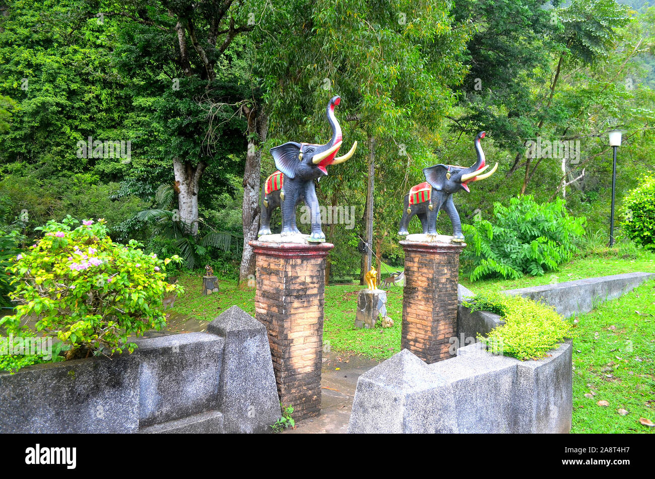 Deux statues d'éléphants à l'entrée de Poong Chang Grotte Phang Nga Ville Asie Thaïlande Banque D'Images