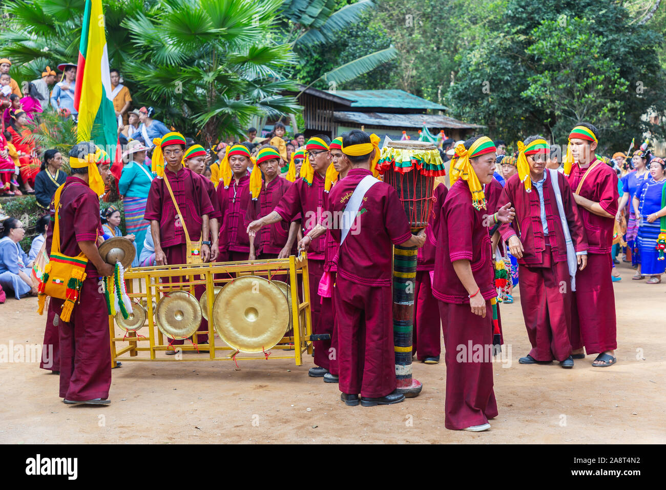 De groupe ou le Tai Shan Yai (groupe ethnique vivant dans certaines parties du Myanmar et de la Thaïlande) en robe tribal ne des danses autochtones dans les célébrations du Nouvel An Shan. Banque D'Images