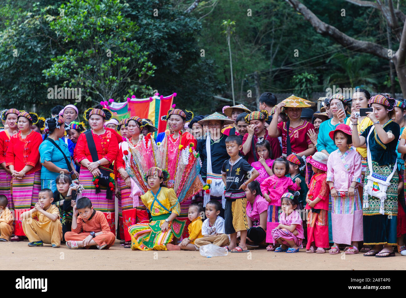 De groupe ou le Tai Shan Yai (groupe ethnique vivant dans certaines parties du Myanmar et de la Thaïlande) en robe tribal ne des danses autochtones dans les célébrations du Nouvel An Shan. Banque D'Images