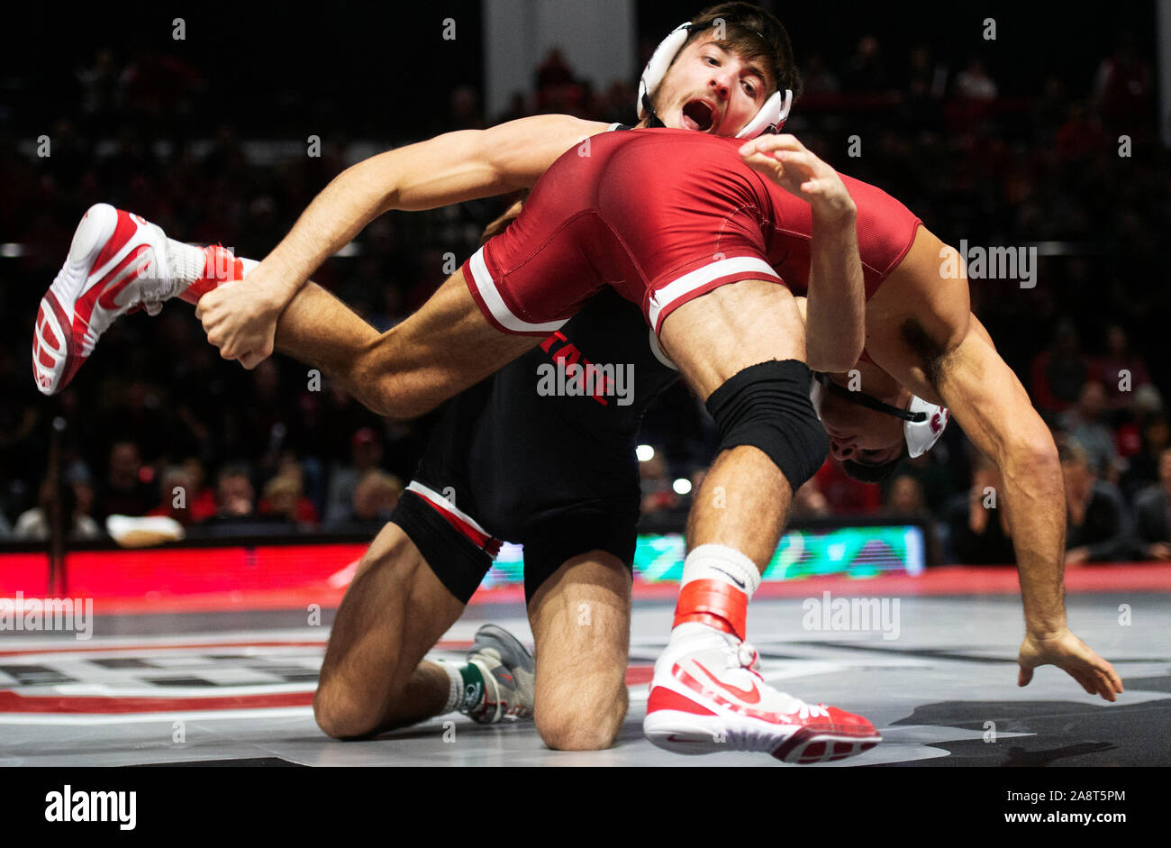 Columbus, Ohio, USA. 10 Nov, 2019. Ohio State Buckeyes Quinn Kinner (noir) wrestles Cardinaux Stanford Brandon Kiel (rouge) dans leur match à l'Covelli Centre à Columbus, Ohio. Credit : csm/Alamy Live News Banque D'Images