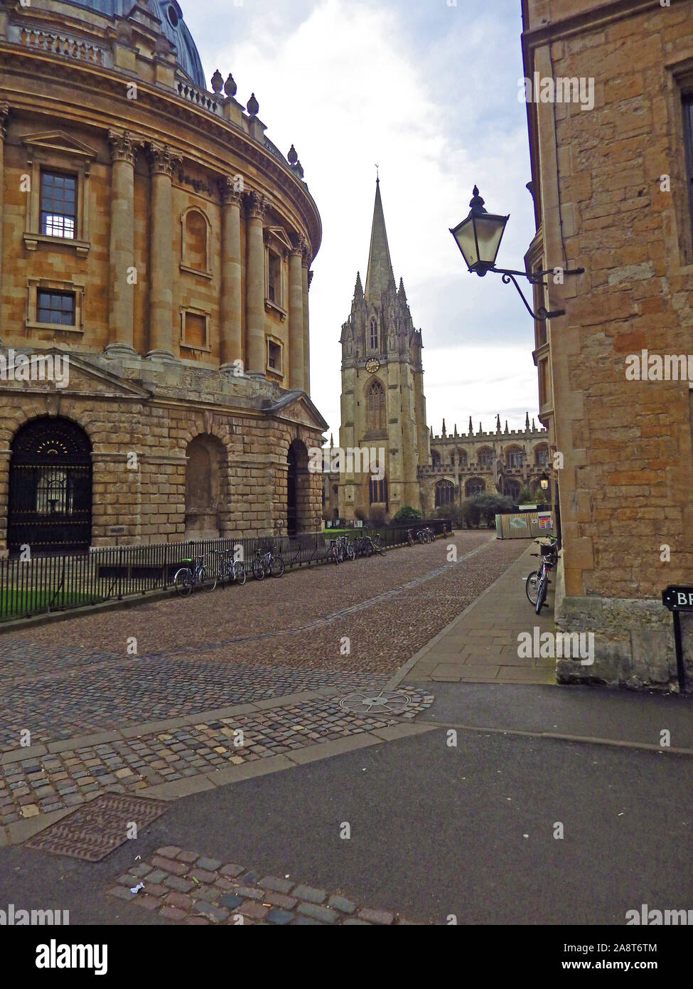 La caméra Radcliffe, Oxford conçue par James Gibbs, ouvre en 1749 une bibliothèque universitaire et l'église St Mary près de Brasenose et de tous les collèges de Souls Banque D'Images