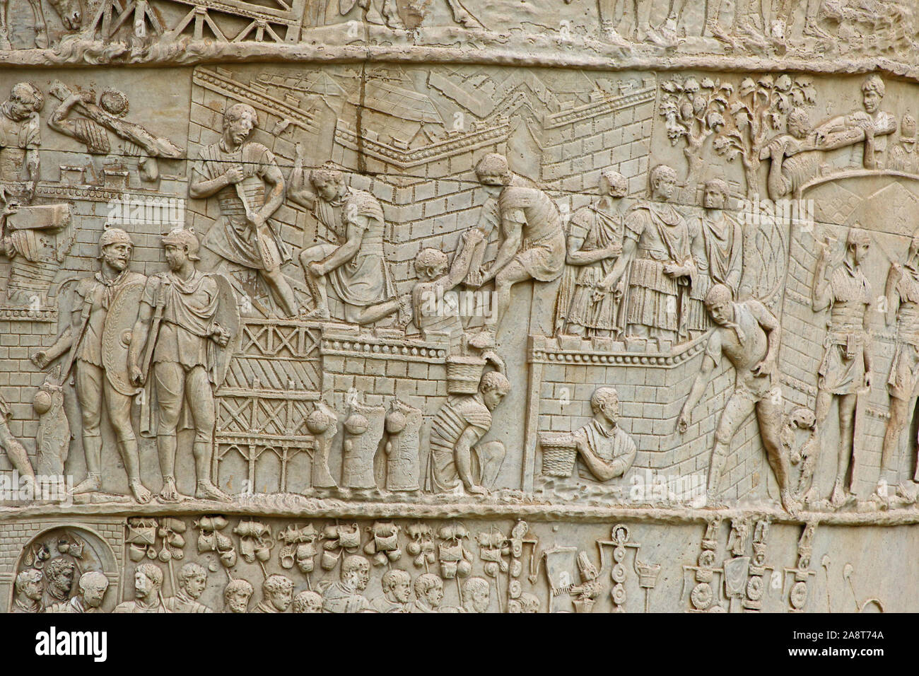 Détail de la colonne Trajane une ancienne colonne sur les rues de Rome, à proximité du Colisée et du Forum de Trajan dans Banque D'Images