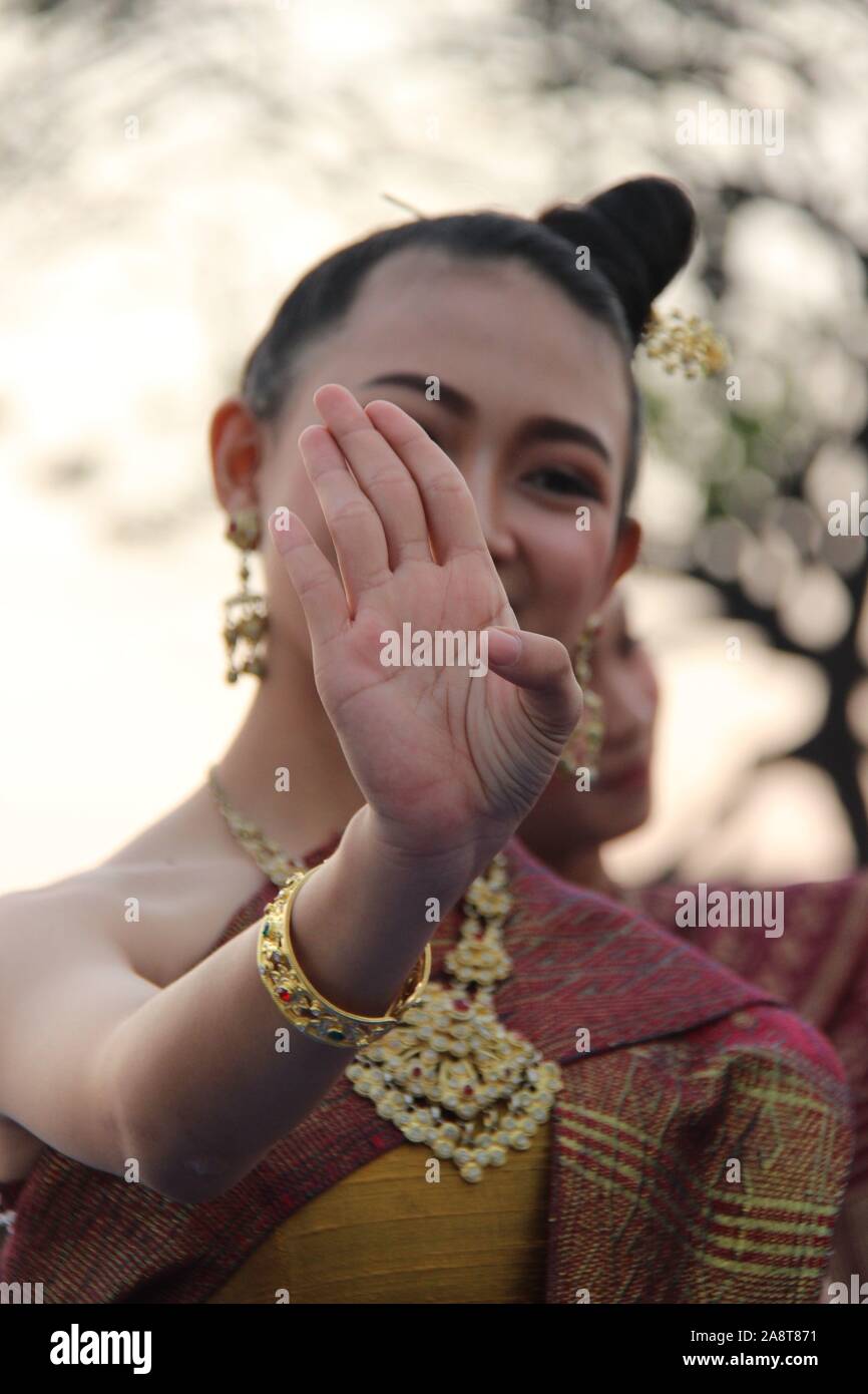 Loy Krathong bouddhiste siamois ancien danse Roi et, en Thaïlande Banque D'Images