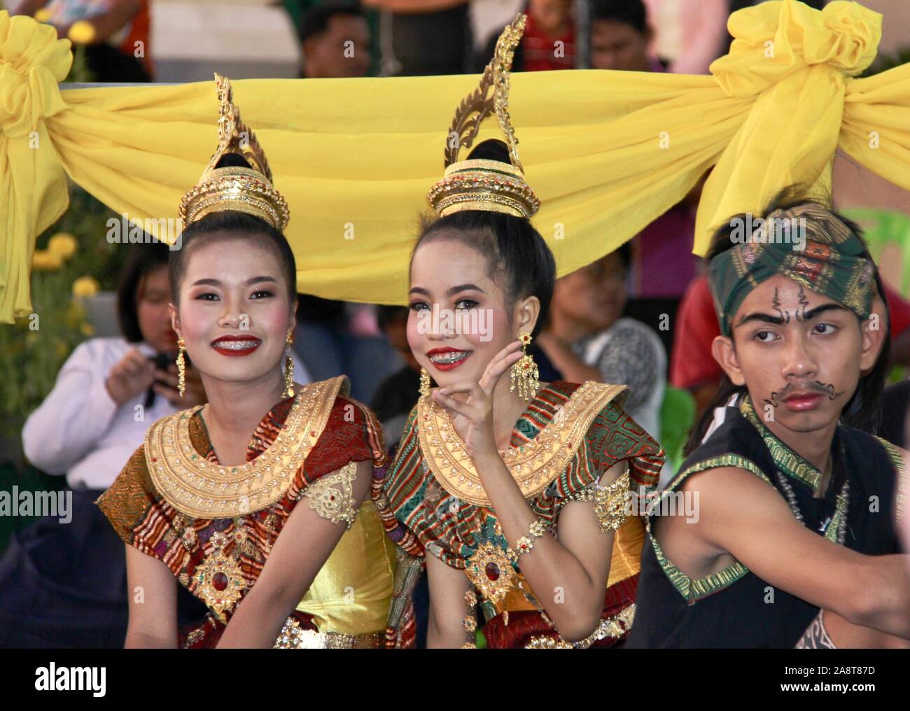Loy Krathong bouddhiste siamois ancien danse Roi et, en Thaïlande Banque D'Images