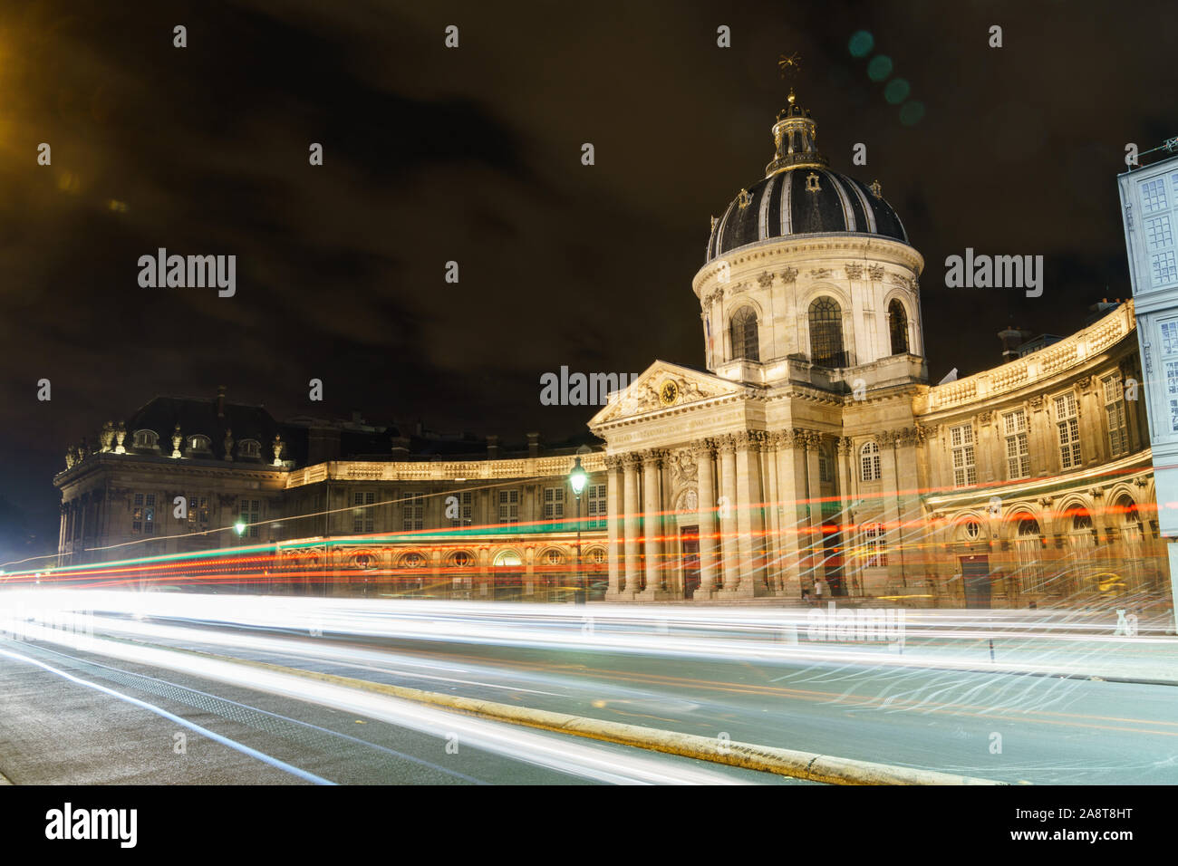 Location de light trails capturées avec une exposition longue nuit à Paris en face de l'Institut de France Banque D'Images