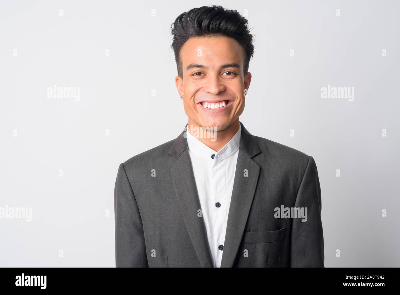 Visage de Young Asian businessman in suit smiling Banque D'Images