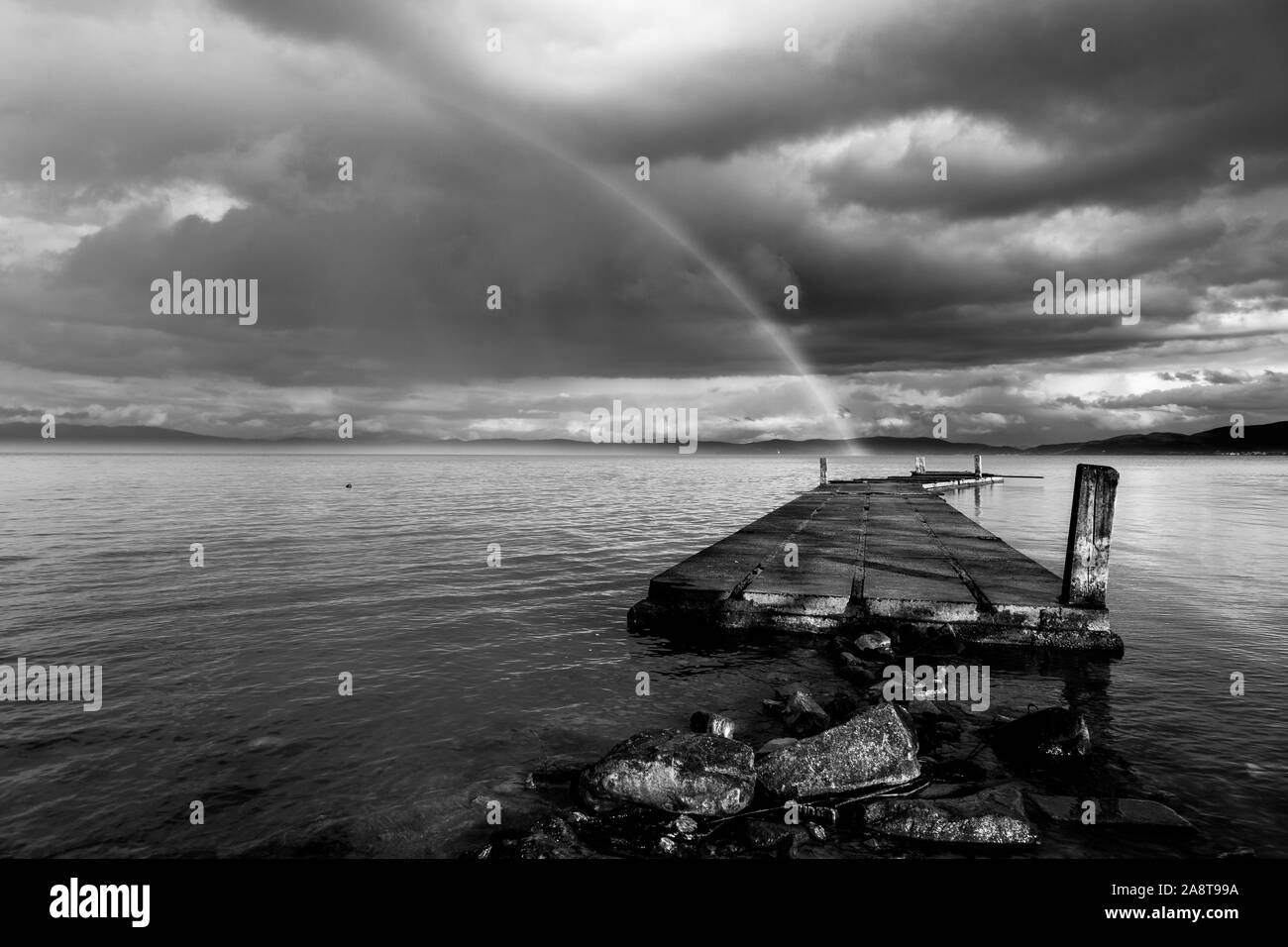 Belle vue sur un arc-en-ciel sur un quai sur un lac Trasimeno (Ombrie, Italie) Banque D'Images