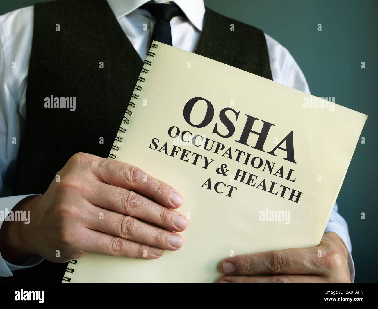 OSHA Occupational Safety & Health Act dans les mains. Banque D'Images