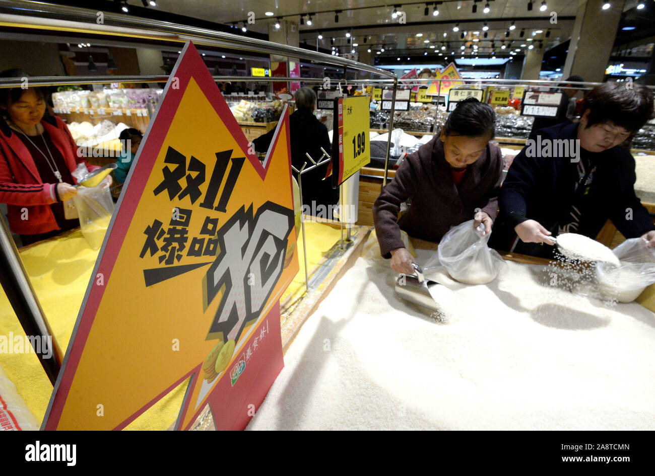 Hebei, Chine. 11Th Nov, 2019.''Double 11'' qui approche, certains centres commerciaux, supermarchés à Handan, Hebei pour mener à grande échelle des activités de promotion, d'attirer les consommateurs des magasins. Crédit : SIPA Asie/ZUMA/Alamy Fil Live News Banque D'Images