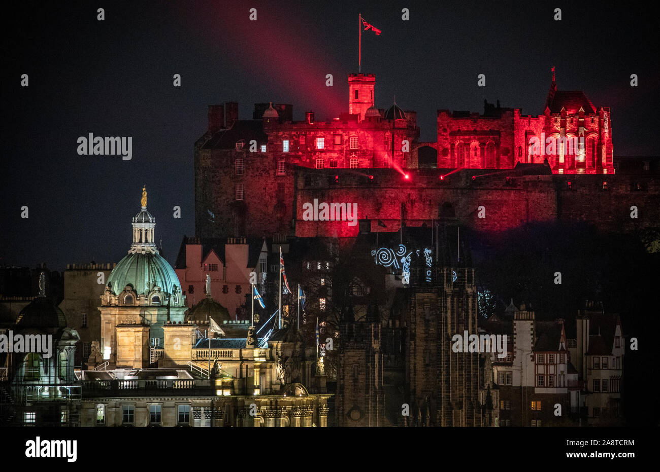 Le Château d'Édimbourg est allumé rouge de l'avant du Jour de l'Armistice à l'appui de l'appel de pavot écossais. Plus de 120 sites écossais, monuments et bâtiments seront rouge incandescent pour l'PoppyScotland "Light Up Red' Campagne du souvenir, un hommage à la communauté des forces armées d'hier à aujourd'hui. Banque D'Images