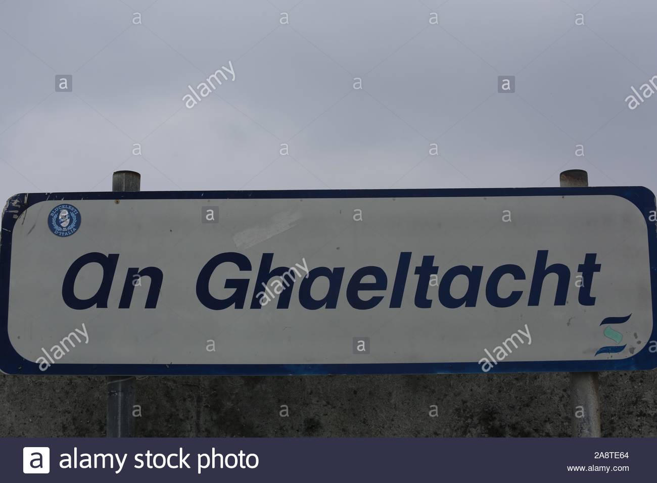 Un Gaeltacht bleu signe sur l'île d'Inisheern près de Galway montrant que la zone est une zone de langue irlandaise. Banque D'Images
