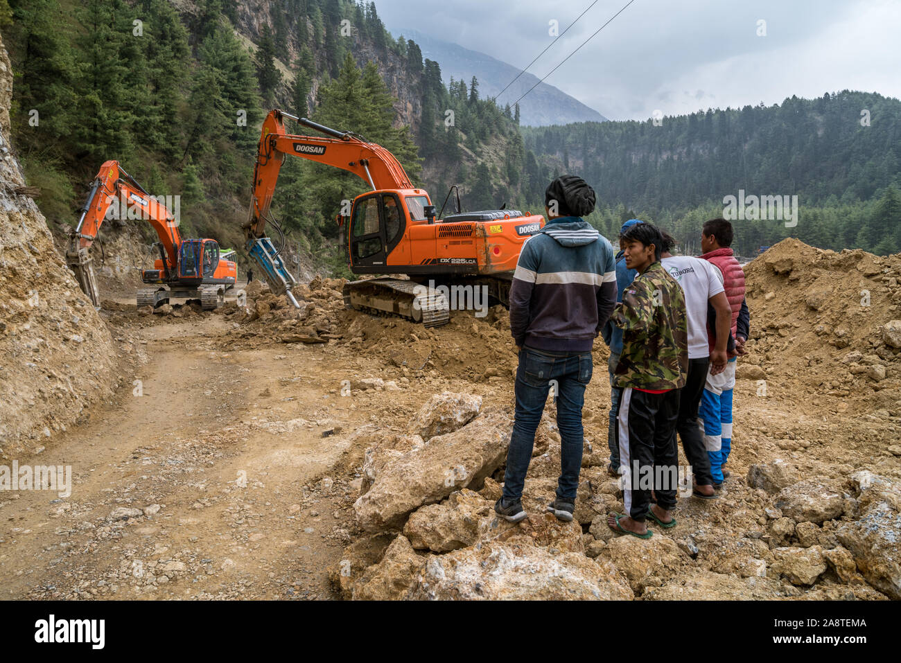 Les travaux de voirie sur la route de Tatopani à Marpha au Népal Banque D'Images