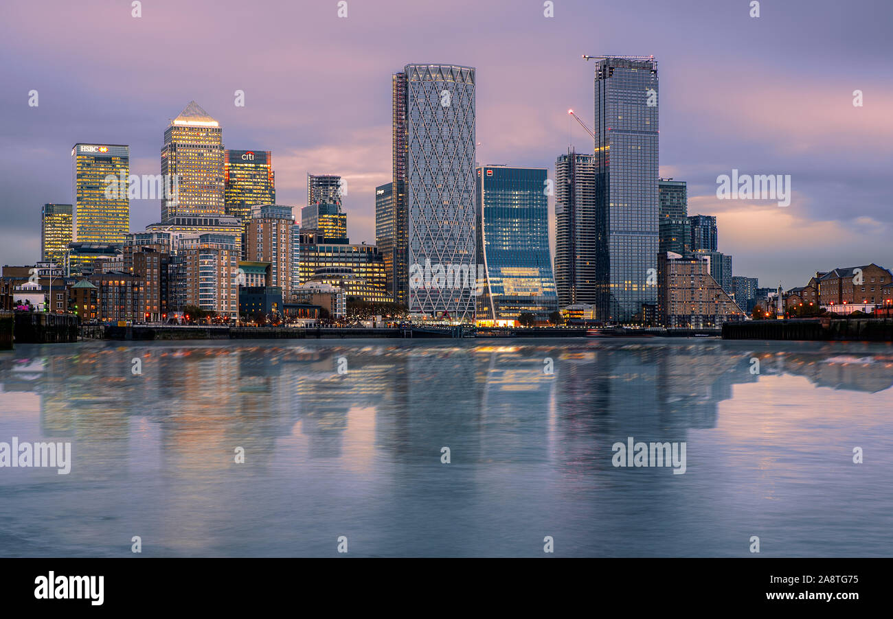 Canary Wharf paysage urbain. Les bâtiments se reflètent dans l'eau de la rivière Thames. Canary Wharf est l'entreprise districet dans la ville de Londres au Royaume-Uni. Banque D'Images