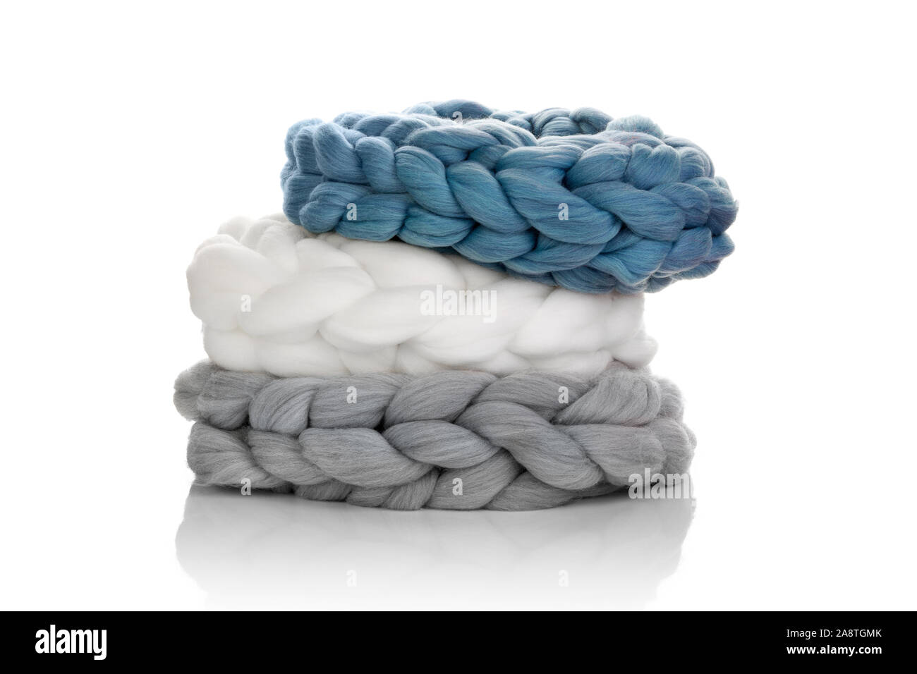 Foulards de laine Chunky isolé sur fond blanc. Mode de vie moderne. Banque D'Images
