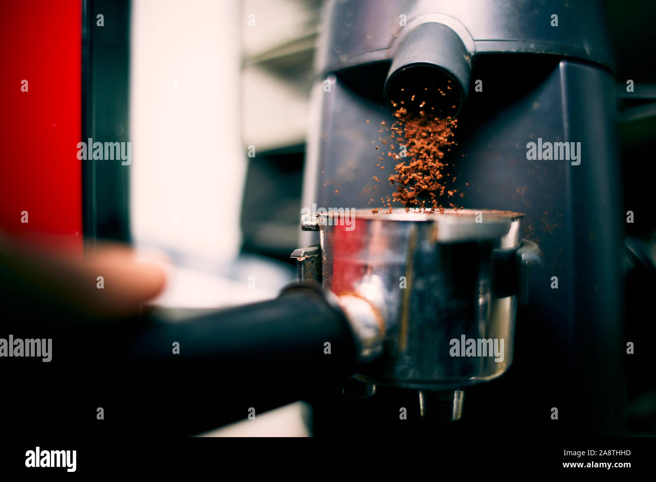 Café sol gelé dans les airs sur son chemin de la rectifieuse de café dans le porte-filtre. Quels vrais amateurs de café jamais fatigué de. Banque D'Images