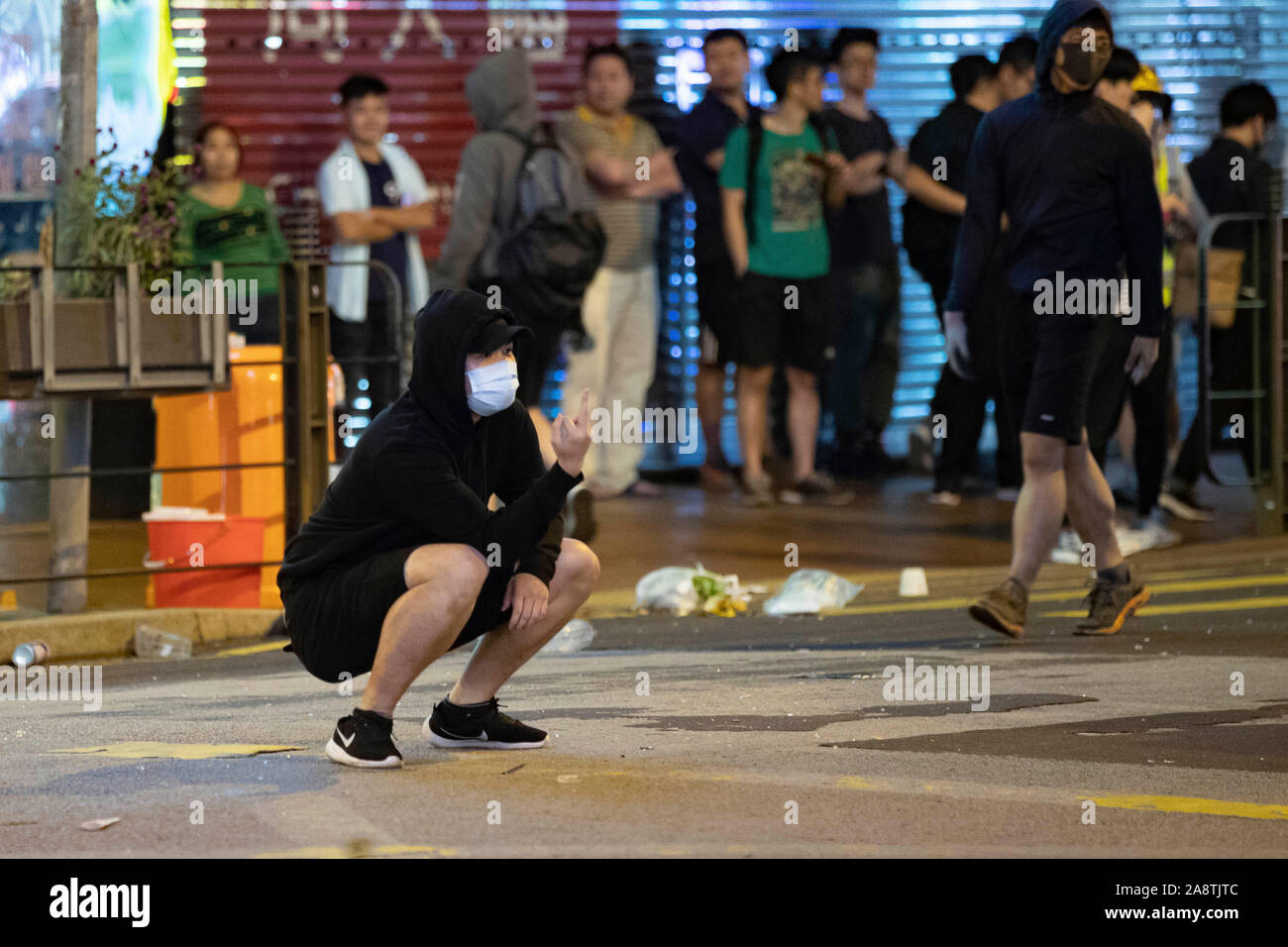 Un enfant tenant son doigt vers la police dans le quartier de Tsuen Wan.  Dimanche batailles entre manifestants et policiers autour des centres  commerciaux et dans les différents districts. A marqué le