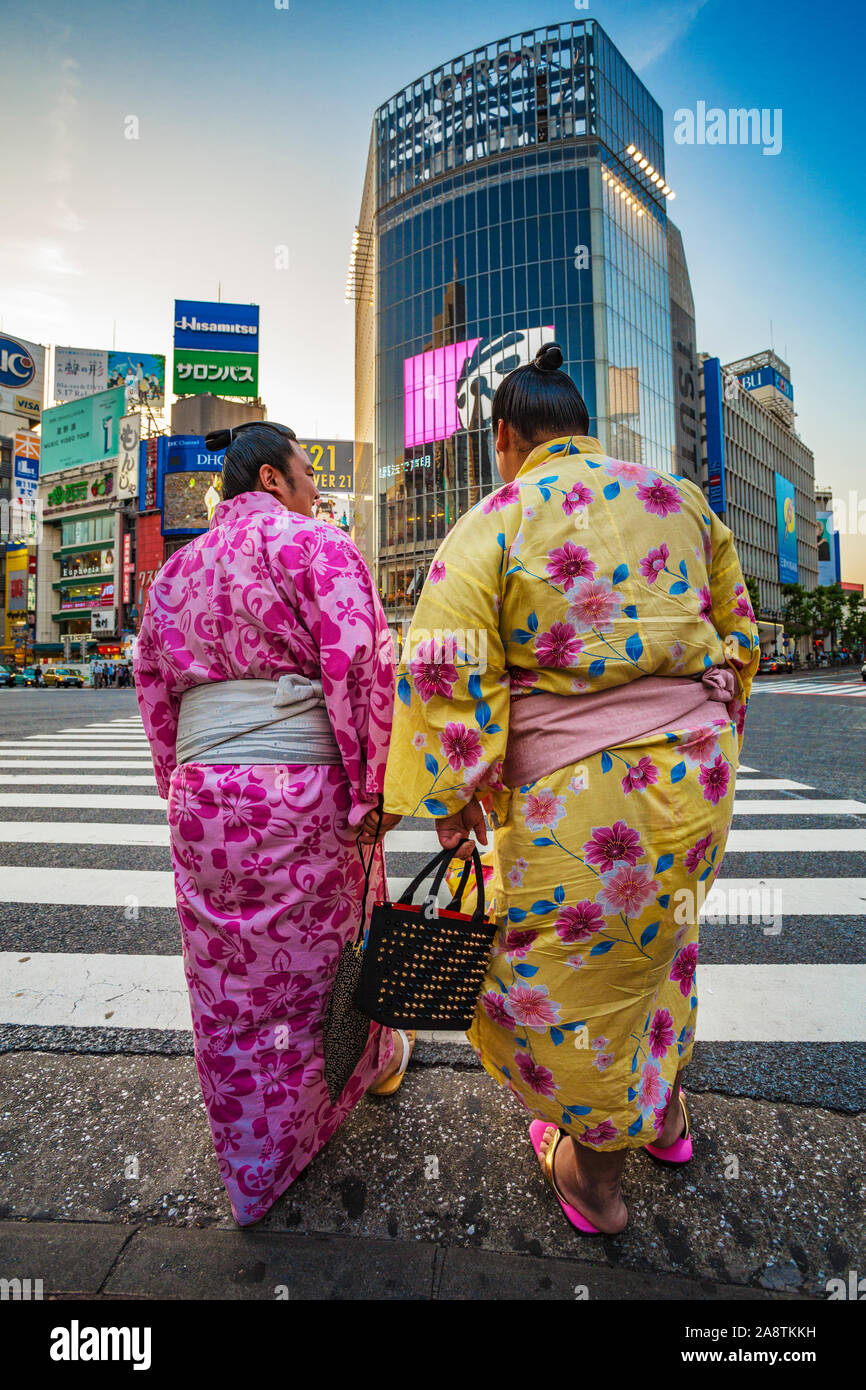 Les lutteurs de sumo au croisement de Shibuya. Croisement de Shibuya, l'intersection la plus occupée dans le monde, Tokyo, Japon, Asie Banque D'Images