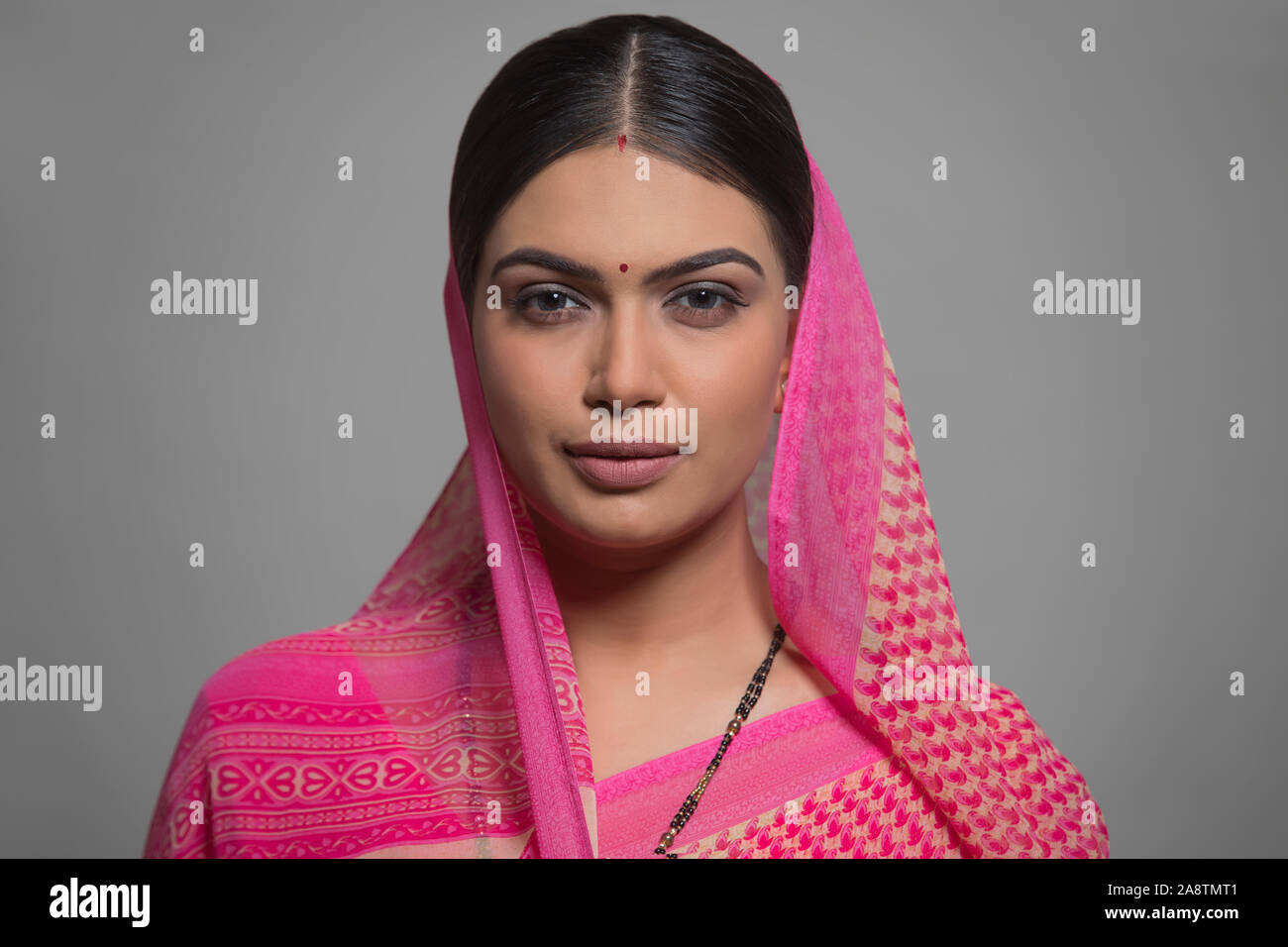 Portrait d'une jeune femme en sari Banque D'Images