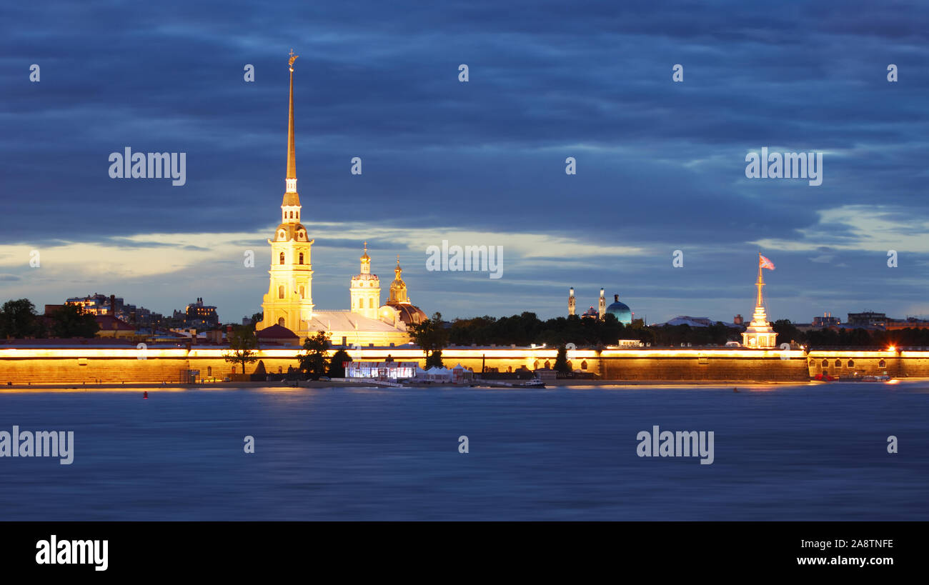 Forteresse Pierre et Paul dans la nuit, sur la Neva, Saint-Pétersbourg, Russie Banque D'Images
