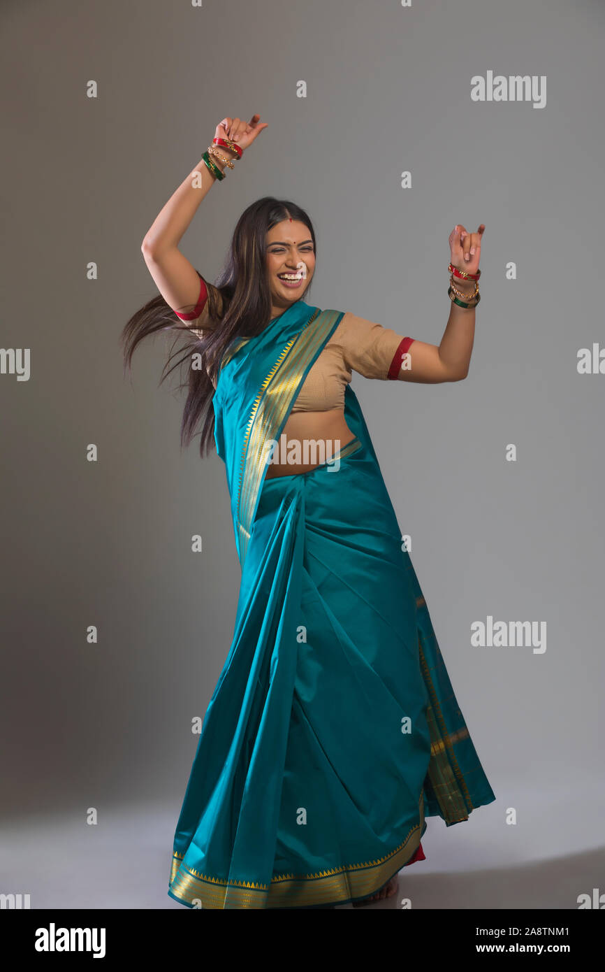 Jeune femme danse de saree Banque D'Images
