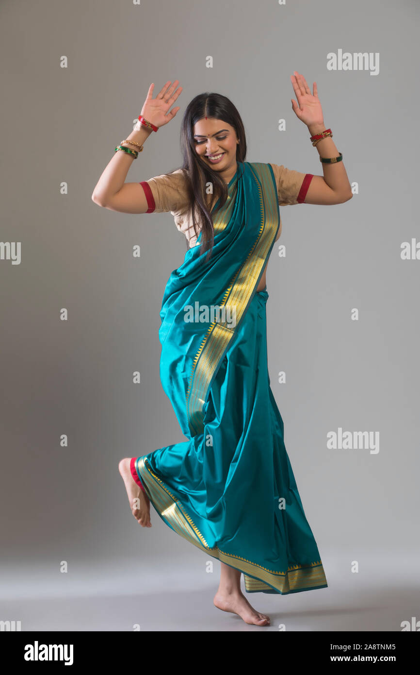 Femme dansant en saree Banque D'Images
