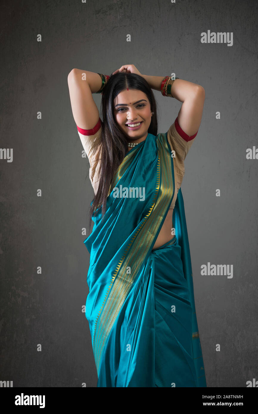 Jeune femme danse de saree Banque D'Images