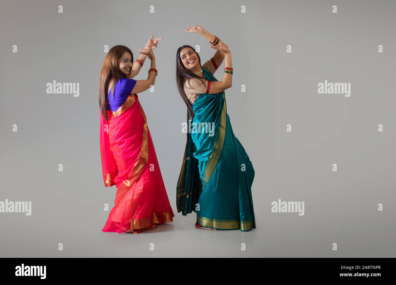 Les jeunes femmes en saree danse Banque D'Images