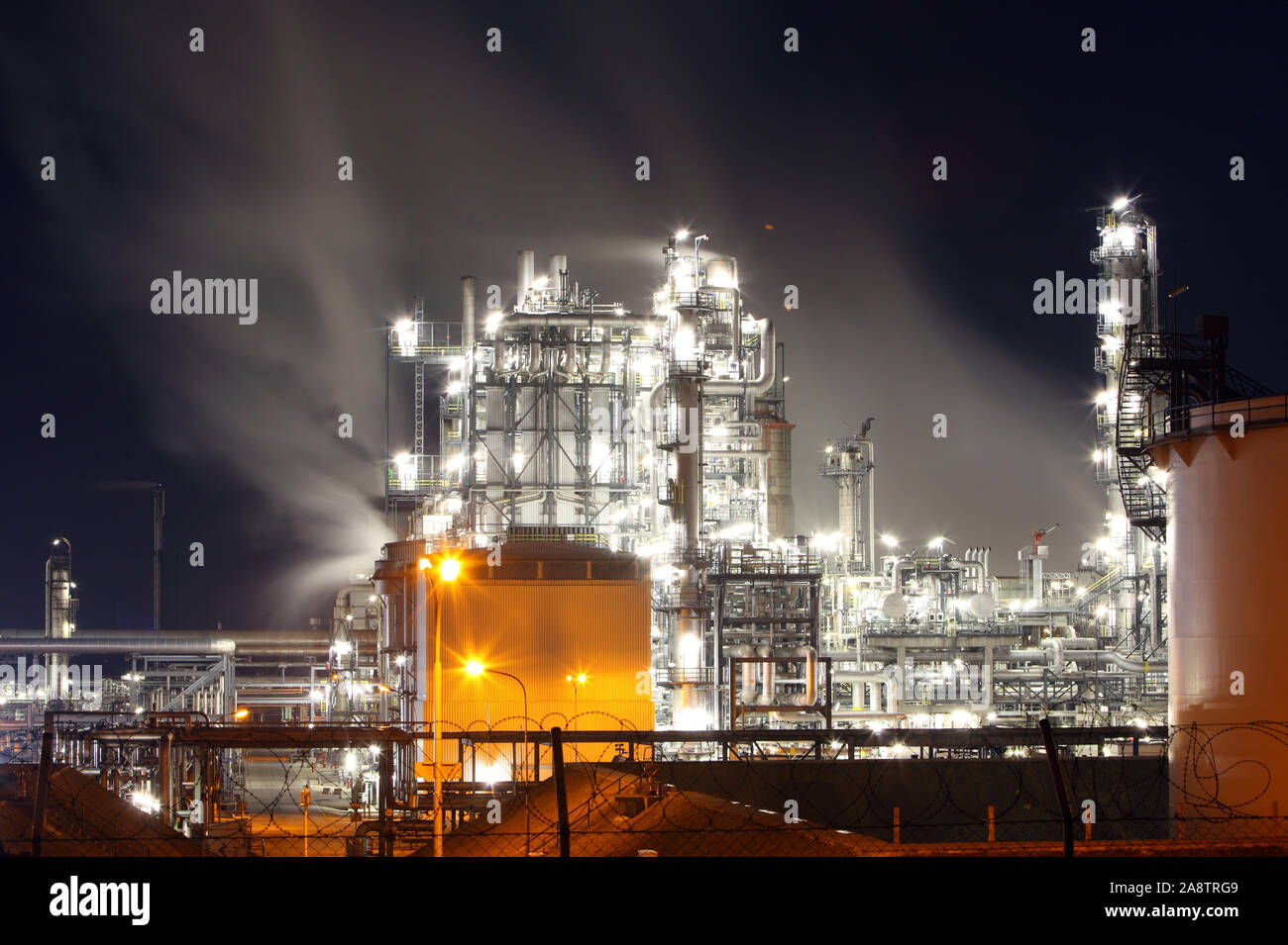 Nuit à l'usine, de l'industrie pétrolière Banque D'Images
