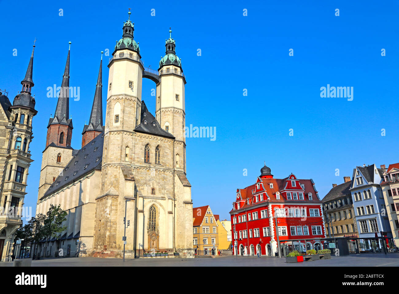 Halle/Saale, Germany-August 25, 2019 : Place du Marché Central avec Tour Rouge et du marché, l'église St Mary's Church Banque D'Images