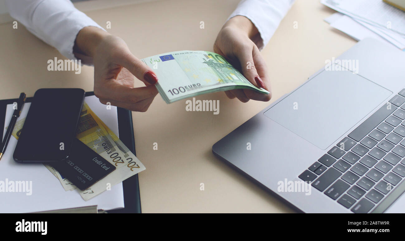 Femme d'affaires de l'argent comptant. Close up of female hands comptant des billets en euros. Calcul de l'argent ou l'Euro Service de Change . Banque D'Images
