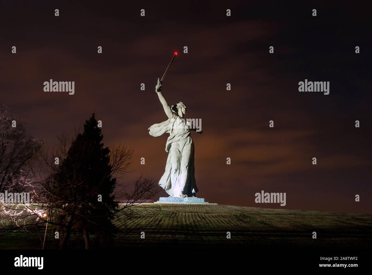Vue de nuit sur la statue de la Mère-Patrie appelle Volgograd Banque D'Images Vue de nuit sur la statue de la Mère-Patrie appelle Volgograd Banque D'Images