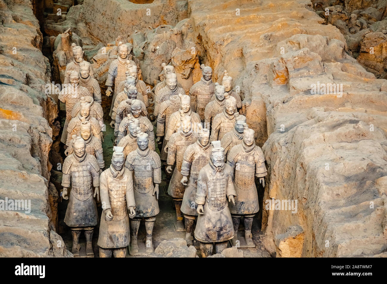Sculptures d'excavation des statues de soldats de l'armée en terre