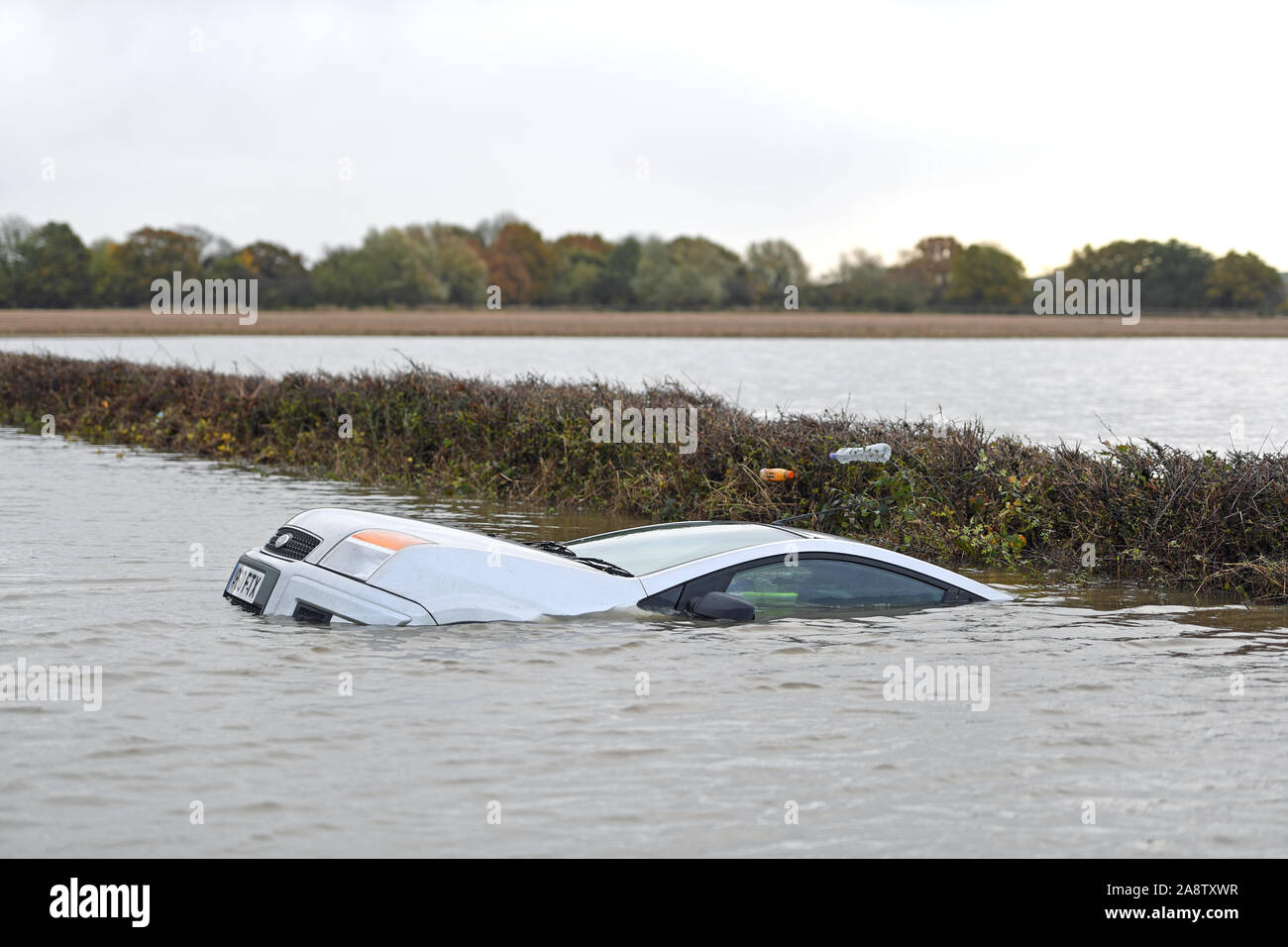 Une voiture flottant dans l'eau à la périphérie de Fishlake, Doncaster comme parties de l'Angleterre a connu un mois de pluie en 24 heures, avec des dizaines de personnes secourues ou forcés d'évacuer leurs maisons. Banque D'Images