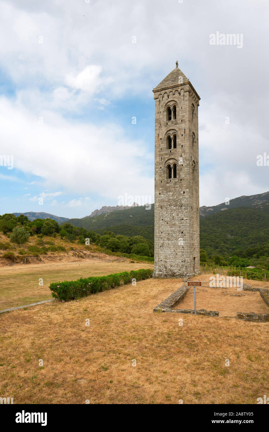 Église Saint-Jean-Baptiste et son campanile / église romane et clocher de Carbini, Alta Roca, Corse du Sud Corse France Europe. Banque D'Images