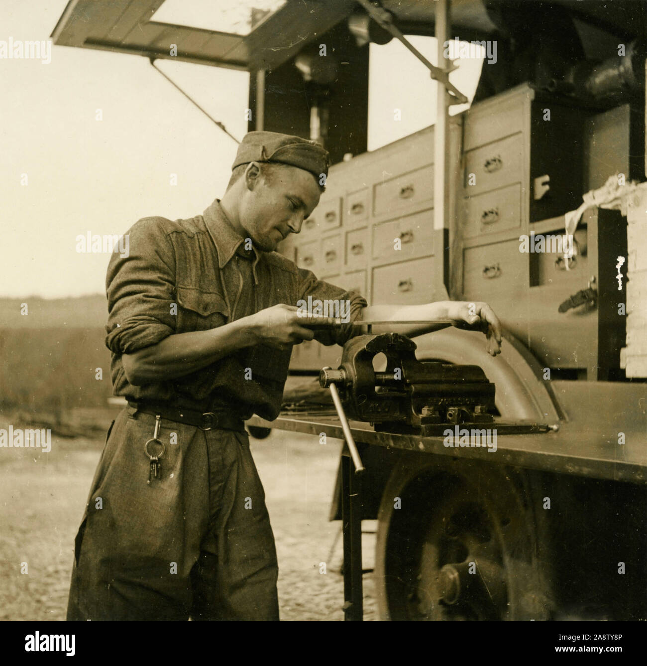Atelier de réparation de motorisé le service militaire, l'Italie 1941 Banque D'Images