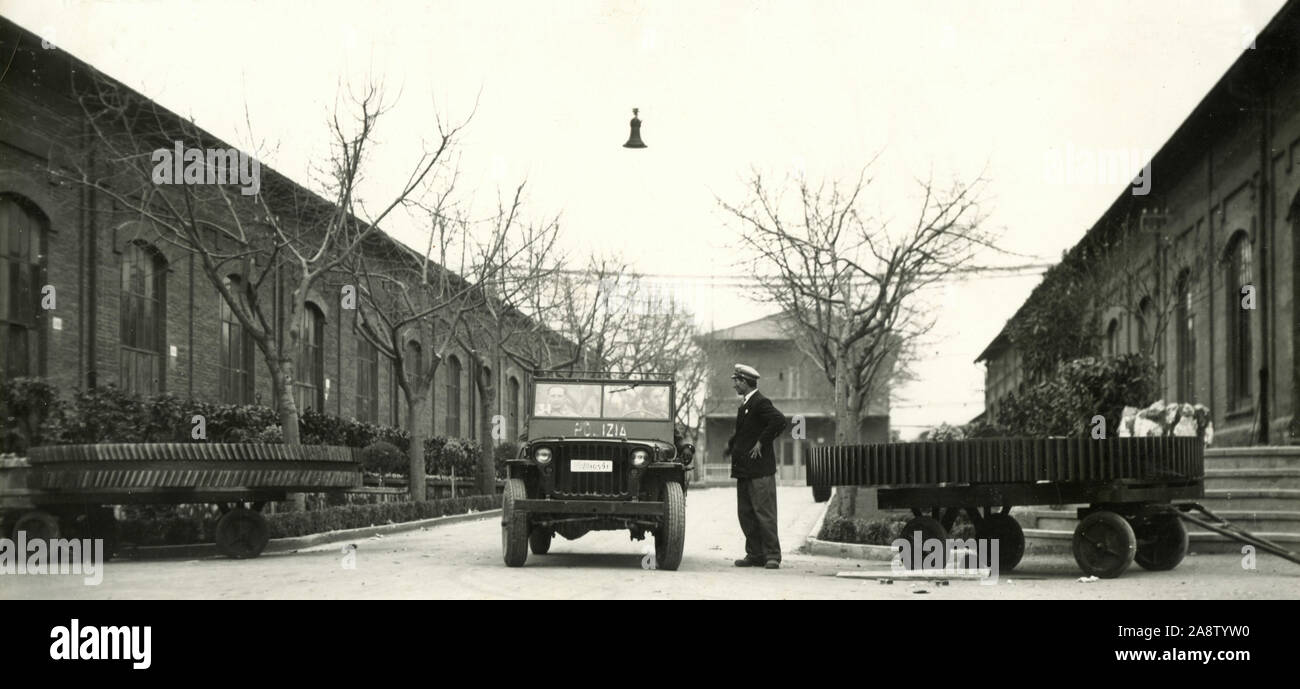 La police evacuete les occupants de l'usine Mombrini Parodi Delfino, Colleferro, Italie 1960 Banque D'Images