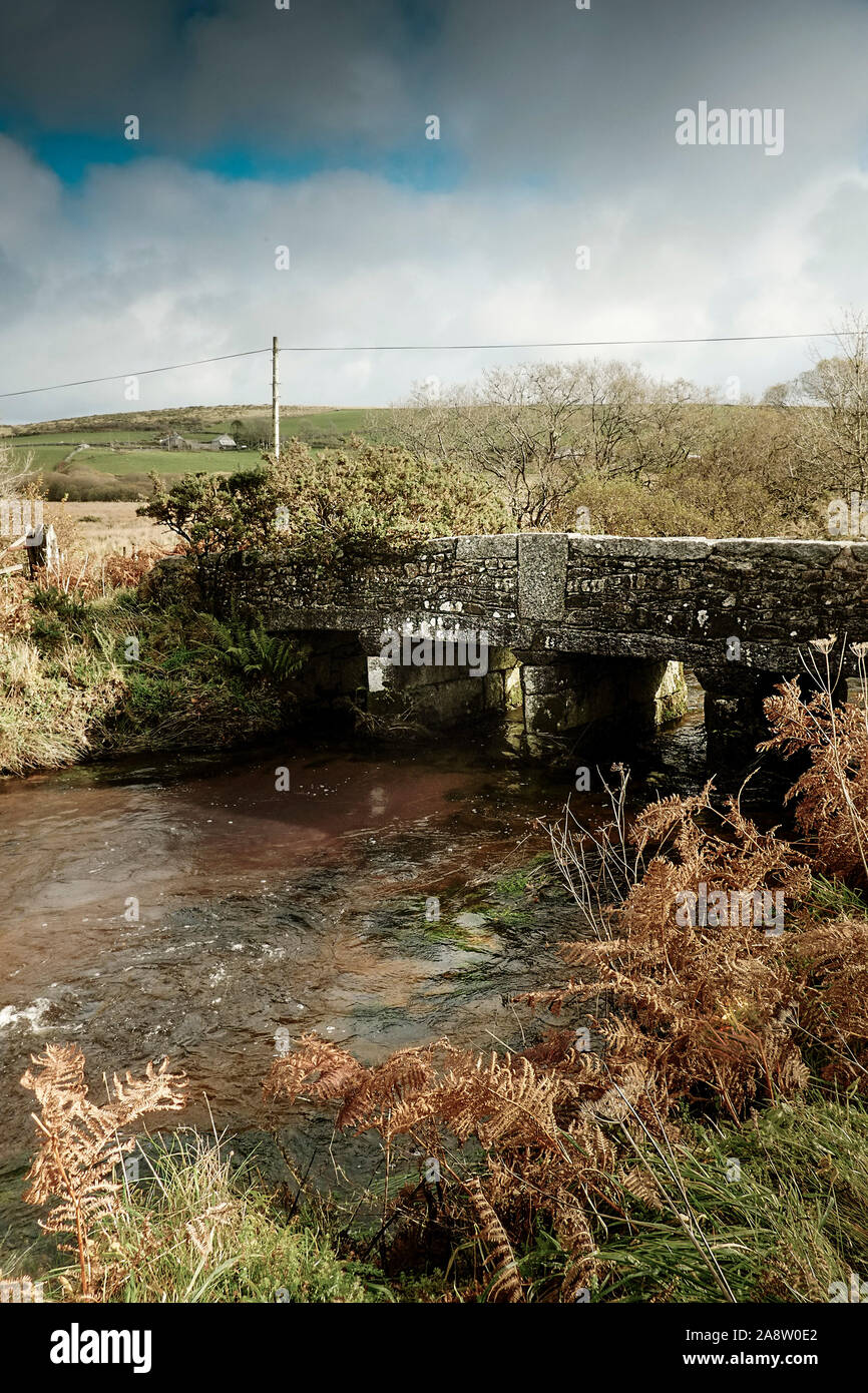 Un vieux pont de pierre historique désaffecté sur la rivière Fowey à Ninestones ferme sur Bodmin Moor en Cornouailles. Banque D'Images