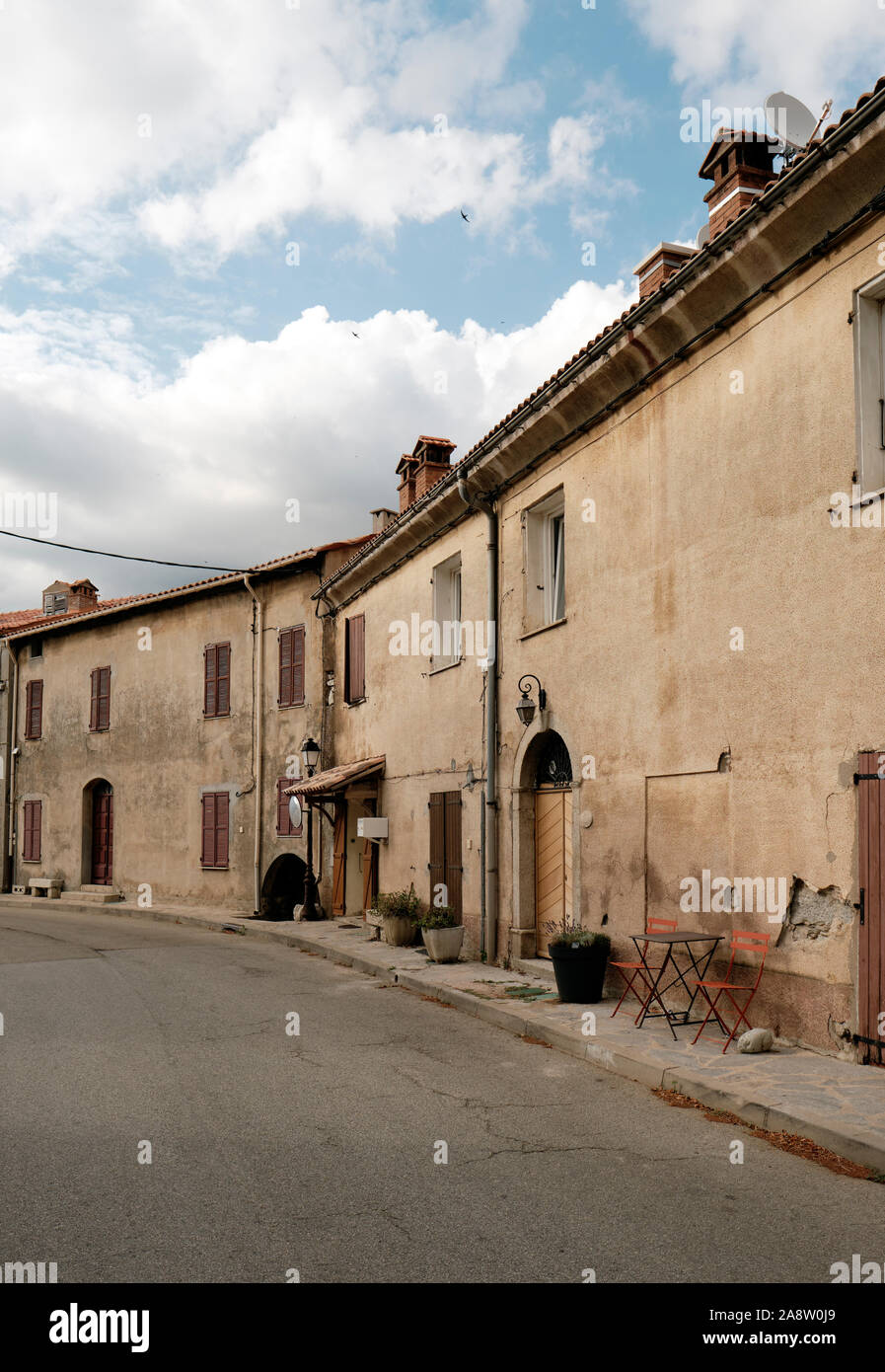 Les rues vides et terrasse maisons de Bocognano au cœur de la Corse, Corse du Sud, France. Banque D'Images