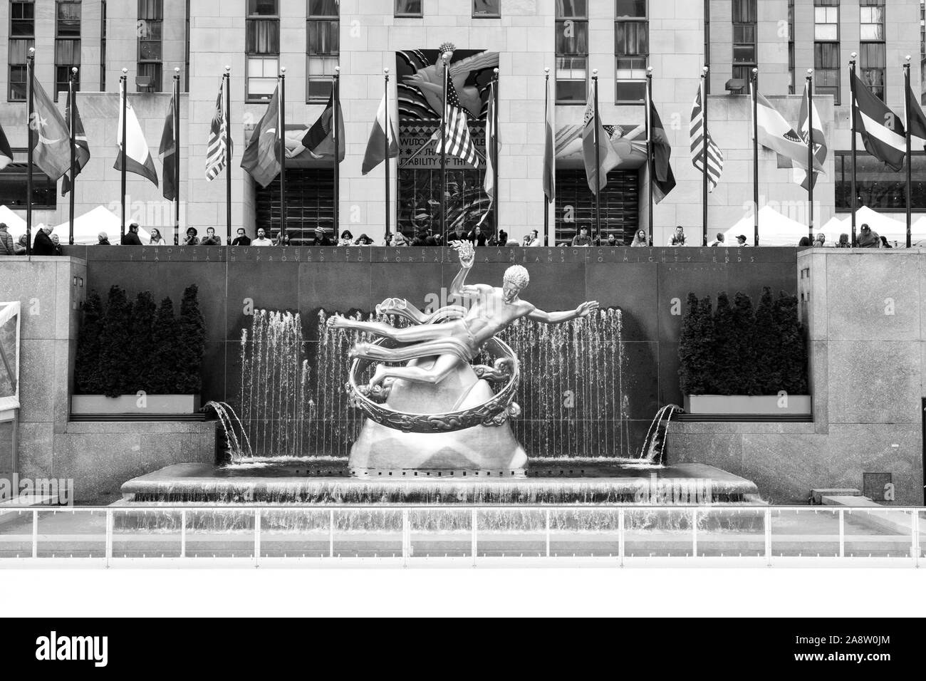 Statue de Prométhée dans la basse Plaza avec vue sur la patinoire, du Rockefeller Center, Manhattan, New York City, États-Unis d'Amérique. Banque D'Images