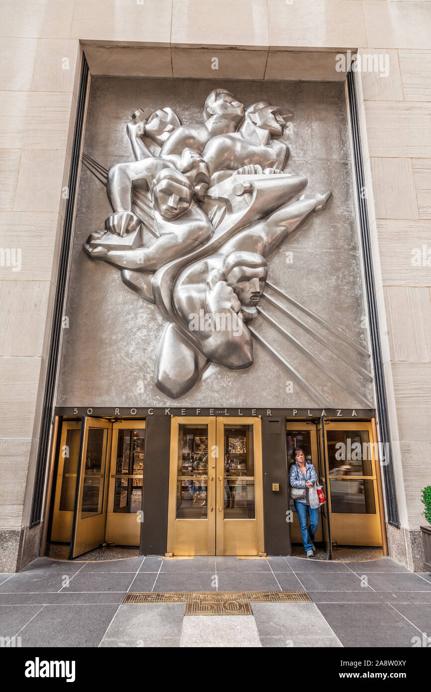 'Actualités' bas relief panneau en acier inoxydable ou en fonte murale, Rockefeller Center, New York City, États-Unis d'Amérique. Banque D'Images