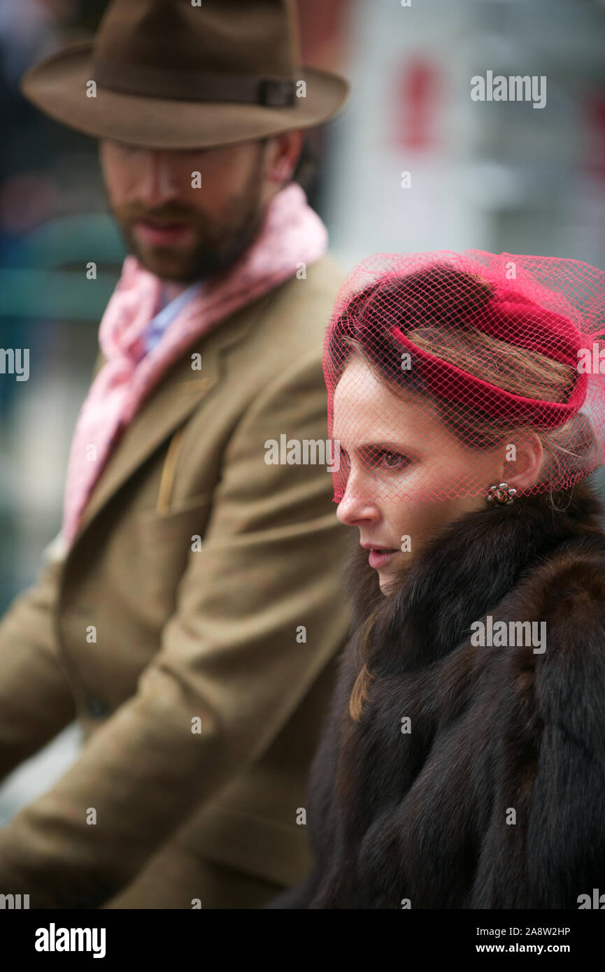 Londres - 6 MAI 2012 : un couple britannique de mode rétro participe à la Tweed Run, un événement qui présente des cyclistes dans une tenue de cyclisme traditionnelle. Banque D'Images