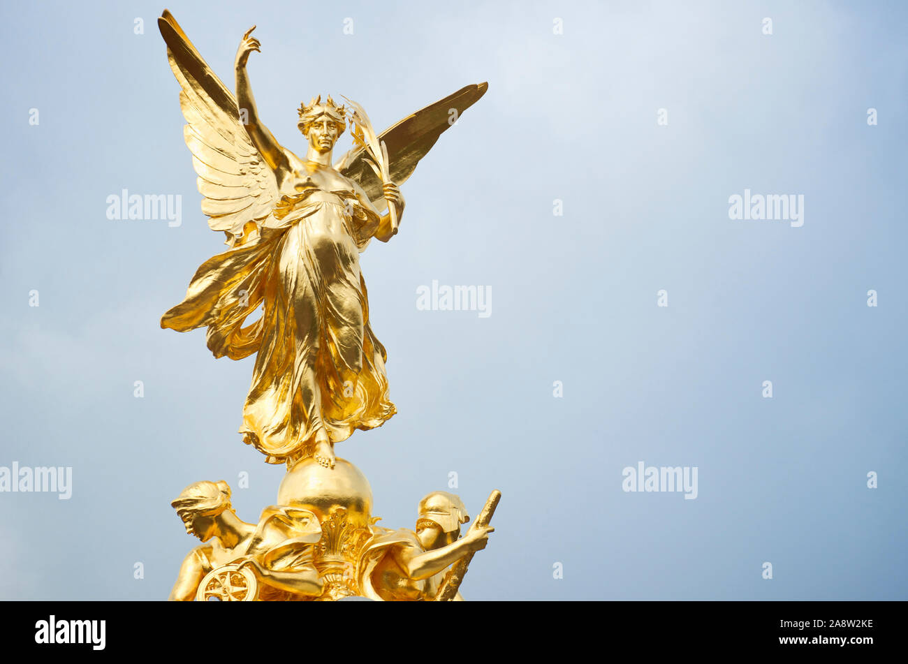 Vue rapprochée de la statue de la victoire aux ailes d'or qui se dresse au sommet du Victoria Memorial, terminé en 1924, sous moody Sky à Londres, au Royaume-Uni Banque D'Images