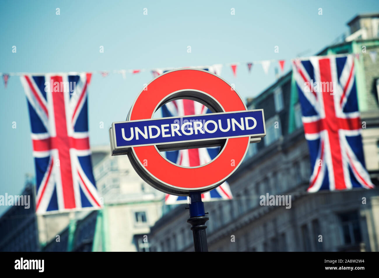 Londres - le 24 mai 2012 : British Union Jack flags complètent la barre emblématique et circle cocarde de la Métro, une conception qui est apparu sur platf Banque D'Images