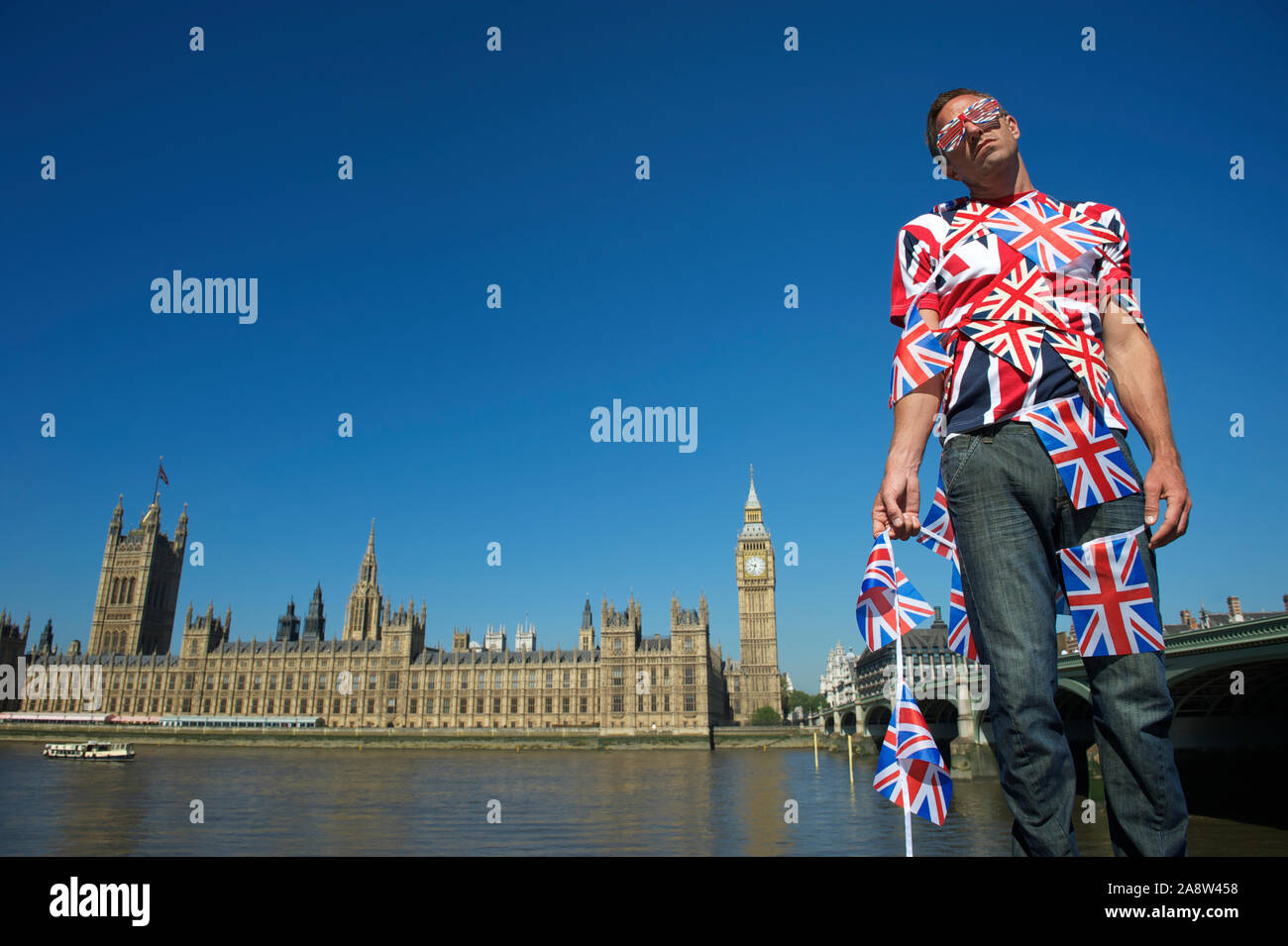 L'homme confus par Brexit méconnaissables enchevêtrés permanent dans la région de Union Jack flag bunting en face de la ville de Londres à Westminster Banque D'Images