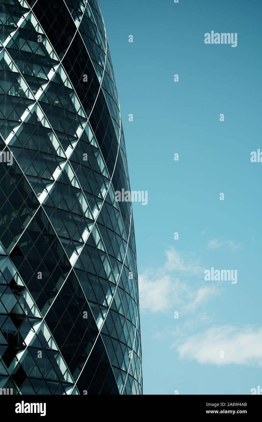 Londres - le 23 juin 2011 : le 30 St Mary Axe building, aussi connu sous le Gherkin pour sa forme caractéristique, se dresse dans le ciel bleu. Banque D'Images