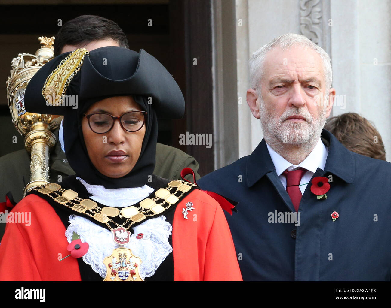 Jeremy Corbyn leader du Parti se tient avec le maire d'Islington Rakhia Ismail, à l'extérieur de l'hôtel de ville d'Islington comme ils observe un silence pour marquer le Jour de l'Armistice, l'anniversaire de la fin de la Première Guerre mondiale. Banque D'Images