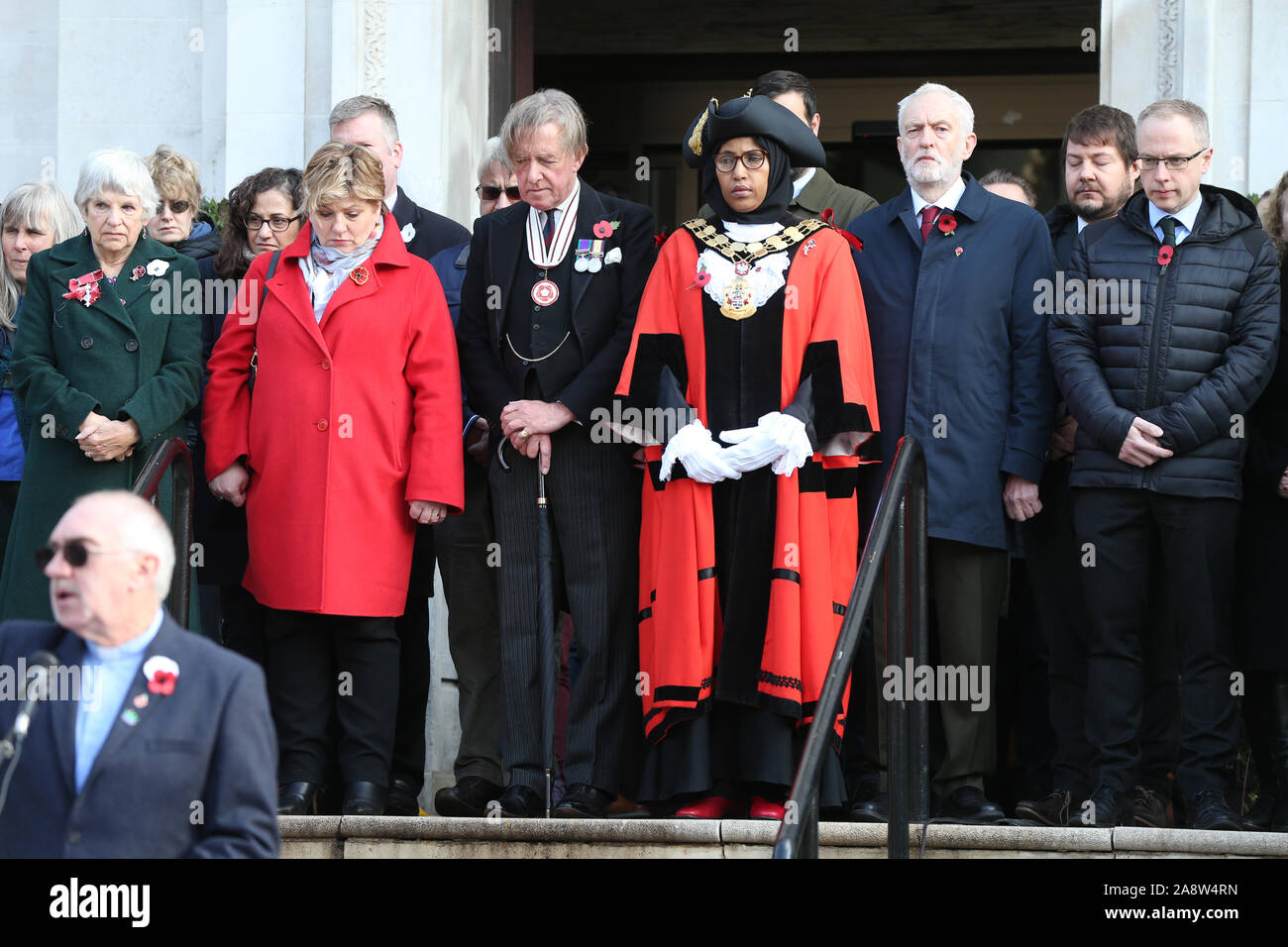 Le secrétaire aux affaires étrangères de l'ombre Emily Thornberry (troisième à gauche) et dirigeant du Parti travailliste Jeremy Corbyn (troisième à droite) avec le maire de Islington Rakhia Ismai, comme ils observent un silence pour marquer le Jour de l'Armistice, l'anniversaire de la fin de la Première Guerre mondiale, à l'hôtel de ville d'Islington. Banque D'Images