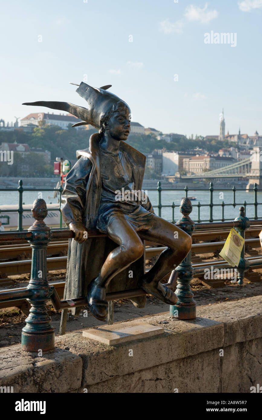 La Petite Princesse statue en bronze sur la promenade du Danube. Pest, Budapest Banque D'Images