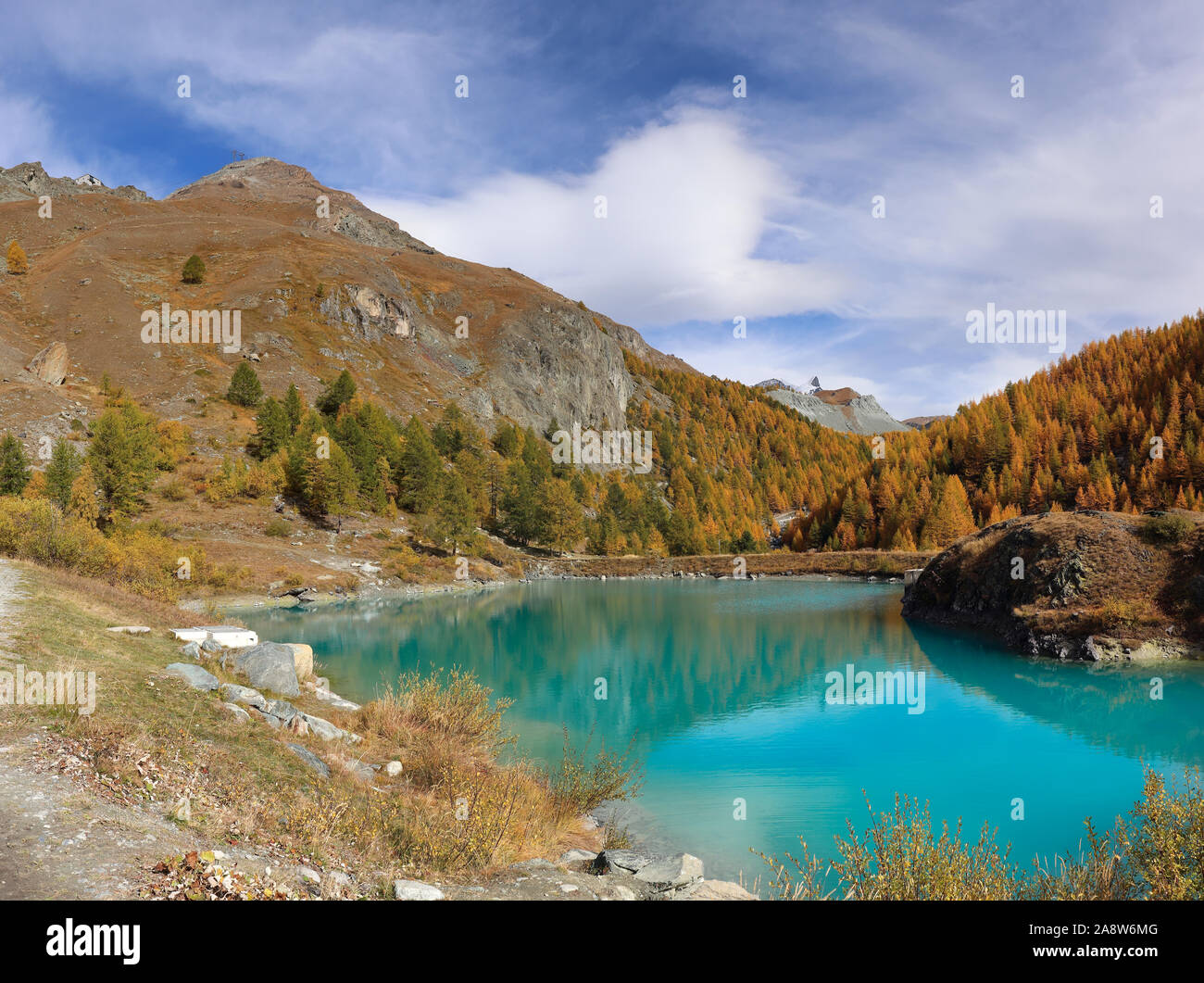 Moosjisee avec de l'eau turquoise du lac et forêt de mélèzes aux couleurs d'automne dans la région de Zermatt. Vu sur le lac 5 randonnée pédestre. Banque D'Images